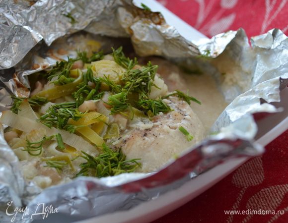 Посыпать готовое мясо зеленью. Подавать на стол прямо в конвертах!! Очень вкусно!!!