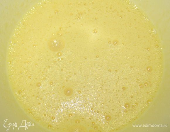 Взбить яйца с 3 ст.л. воды, постепенно всыпая сахар. 