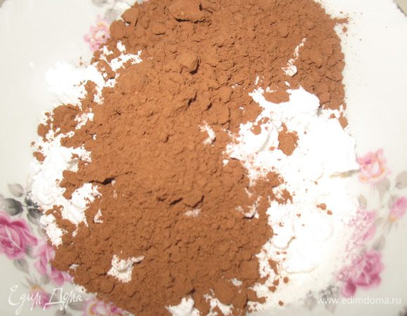 Муку смешать с крахмалом и разрыхлителем. Просеять.
