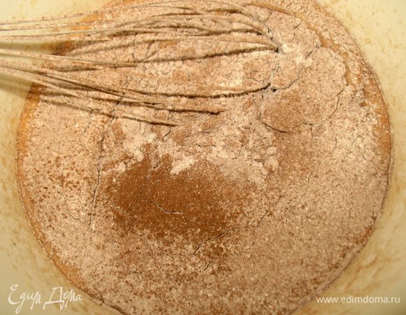 Аккуратно добавить к яичной массе и перемешать снизу вверх. Застелить дно формы бумагой, выложить в нее бисквитную массу. Выпекать 20 минут при температуре 175 градусов. Вынуть из формы и охладить.