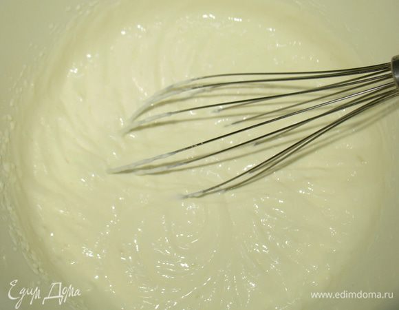 Взбить сливки с сахаром (в оригинальным рецепты советуют отложить 6 ст.л. на украшение, я этого не делала, немного оставила чтобы взбить позже).