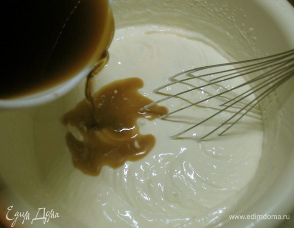 Оставшиеся сливки соединить с кофейной массой. 