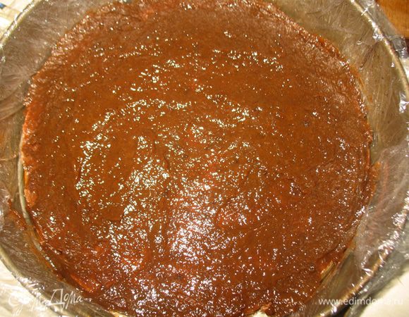 Разрезать корж пополам. Форму застелить пленкой (привет Зареме) положить нижний корж и намазать его сливовым джемом (если использовала вишневое желе то наливала на корж и ставила с холодильник,  чтобы желе схватилось).