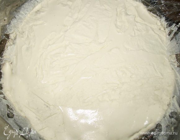 Выкладываем на сливу две трети суфле и накрываем его вторым коржом. Сверху выкладываем оставшийся крем. Поставить в холодильник на 2-4 часа. 