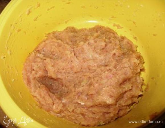 Из двух куриных филе и лука приготовить фарш. Посолить, поперчить, добавить измельченный чеснок и йогурт (сметану). Вымесить и немного отбить руками. 
