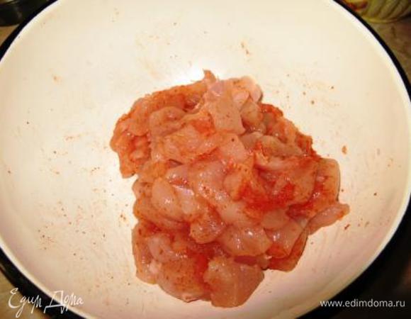 Третье филе порезать кусочками, посолить и посыпать щедро паприкой. Оставить пока.