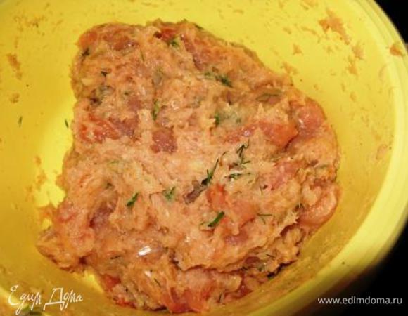 В фарш добавить оставшийся укроп и соединить с кусочками, посыпанными паприкой.