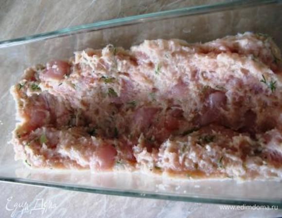 Выложить в форму половину фарша. Смоченными руками делаем глубокую выемку.