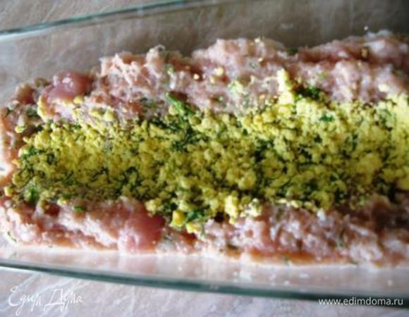 Посыпаем выемку половиной желтковой смеси.