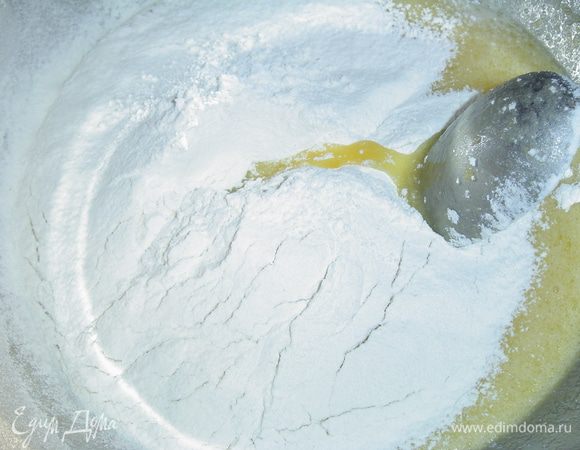 Весь процесс приготовления печенья занимает где-то 30 минут, так что можно успеть приготовить к утреннему чаю. Начинаем с того, что яйца перетираем с сахаром и ванильным сахаром, затем добавляем растопленное масло и тщательно перемешиваем. К этой массе добавляем просеянную муку с разрыхлителем и перемешиваем ложкой до однородности.