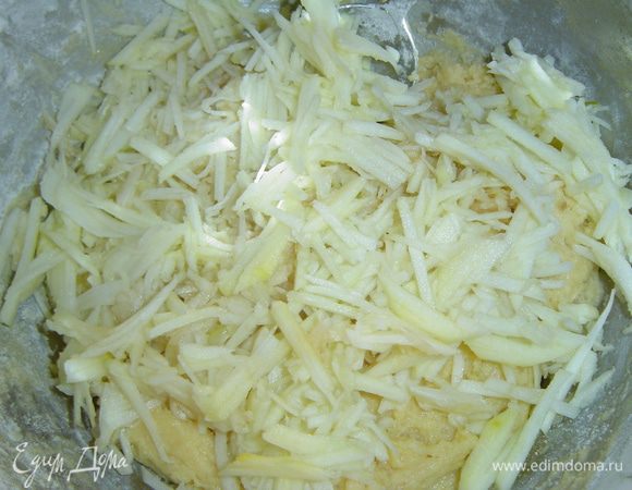 Яблоки очищаем, натираем на крупной терке и кладем в тесто, аккуратно перемешиваем.