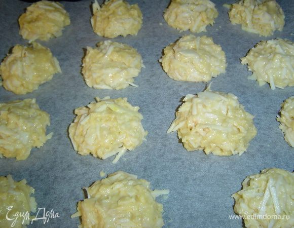 Противень застилаем пергаментной бумагой и ложкой выкладываем тесто горками, отступая друг от друга 2 см.