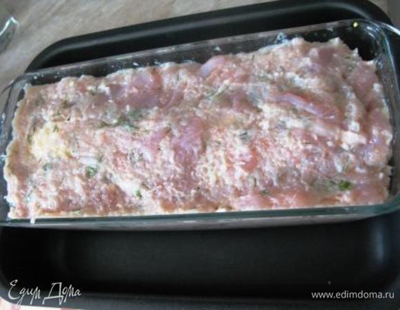 Поставить форму с террином в бОльшую форму, наполнить бОльшую горячей водой до середины высоты формы с террином. Накрыть форму с террином фольгой и поставить в духовку 190-200 гр на 1 час.