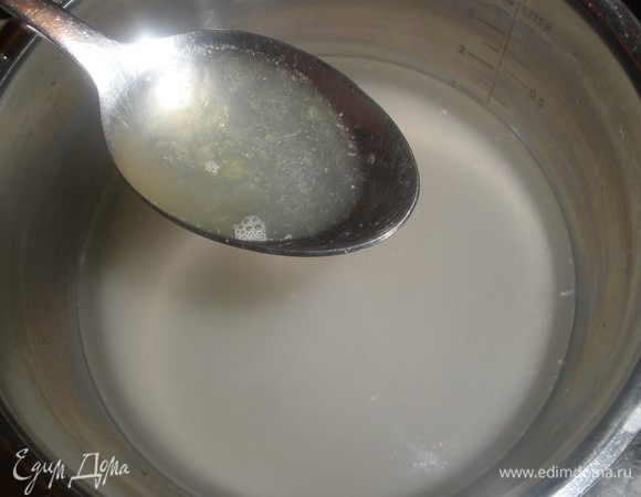 Сперва готовится сироп, так как он должен остыть. Для него смешать сахар,воду и лимонный сок, в указанных пропорциях и вскипятить. Варить на медленном огне 7 минут и остудить. 