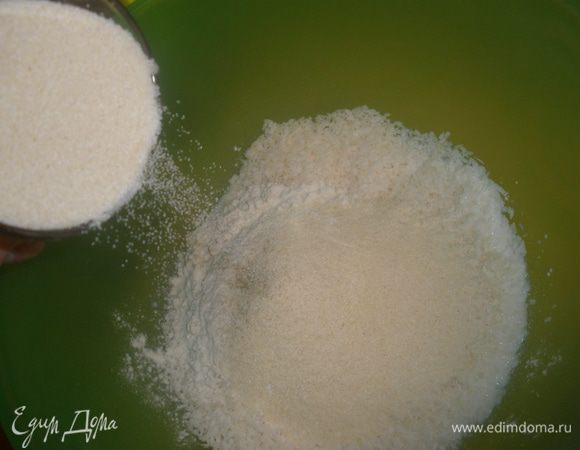 Сливочное масло растопить. Добавить муку, манку, кокосовую стружку,молоко, сахар и разрыхлитель. Все перемешать. 