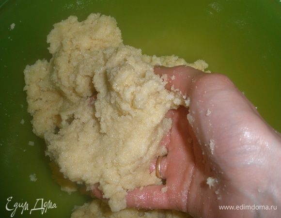 Тесто напоминает очень липкий пластилин...что-то вроде как для песочного печенья, но мягче. Месить его удобнее руками. 