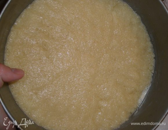 Выложить тесто в неглубокую форму, у меня разъемная 24 см, но можно и шире и руками разровнять. Форму предварительно смазать сливочным маслом. Выпекать 35 минут при температуре 180 градусов. 