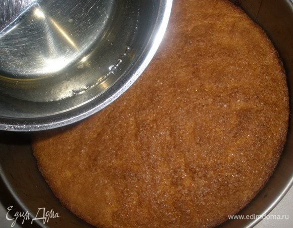 Вынуть басбузу из духовки и полить сиропом. 