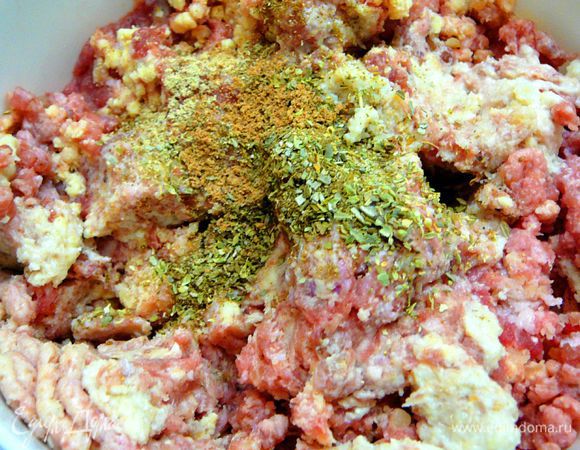 Батон замочить в молоке.Мясо перекрутить на мясорубке,пармезан и "Российский"так же перекрутить на мясорубке,добавить зубчик чеснока и замоченный хлеб,все перекрутить,посолить,поперчить,добавить специи.Солить аккуратно,так как "Брынза"тоже соленовата.