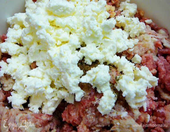 Брынзу раскрошить и добавить к фаршу.