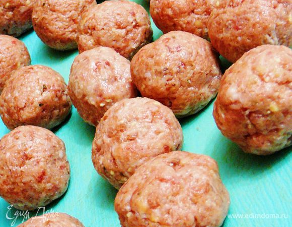 На хорошо разогретую сковороду налить оливкового масла.Смачивая руки в теплой воде,формируем из фарша шарики,весом примерно каждый 30гр.