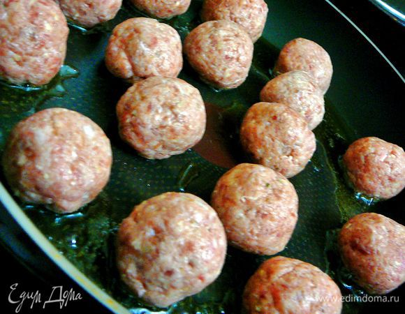 Выложить шарики на сковороду 