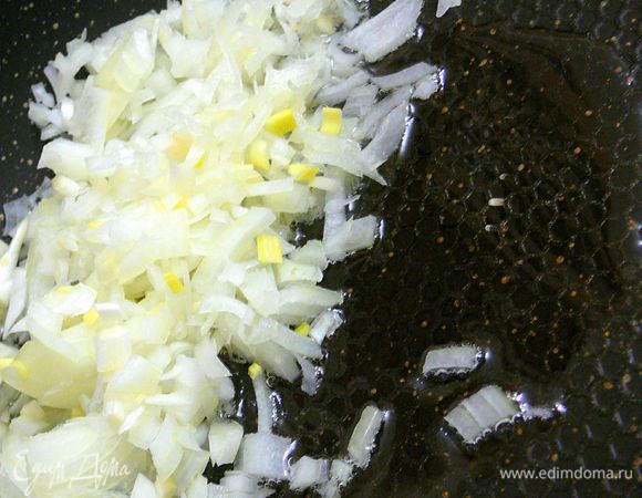 А тем временем на второй сковороде,на оливковой масле поджарить мелко нарезанный лук.