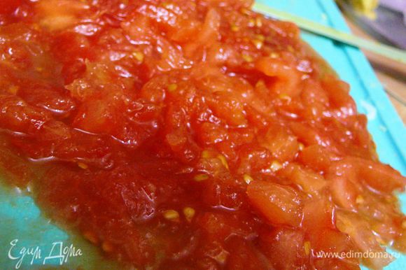 Как только лук станет прозрачным добавить к нему мелко рубленные томаты,которые предварительно ошпарить и очистить.