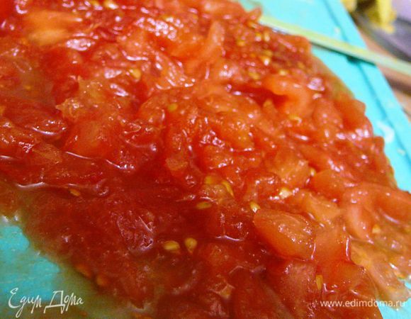 Как только лук станет прозрачным добавить к нему мелко рубленные томаты,которые предварительно ошпарить и очистить.