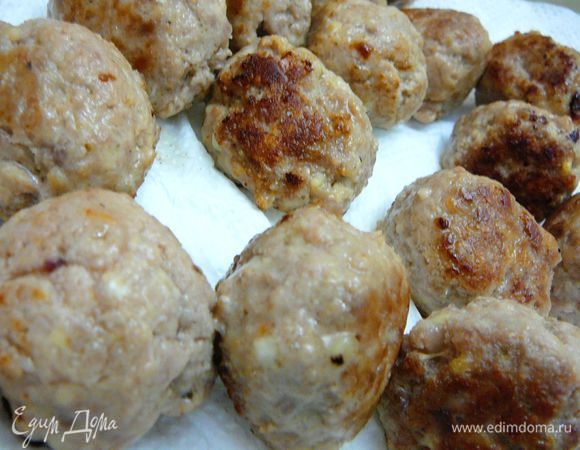 Как только шарики обжарились выложить их на бумажное полотенце.