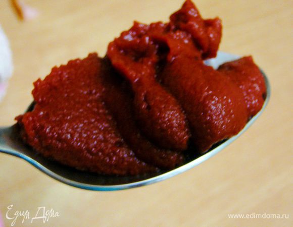 Томатную пасту развести кипяченой холодной водой.