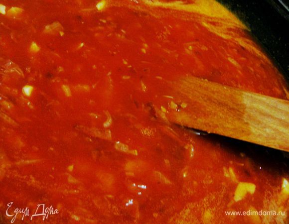 Чеснок мелко порубить и добавить на сковороду.Томат.пасту вылить на сковороду к луку и на среднем огне проварить около 20 минут,не накрывать крышкой,дать соусу слегка выпариться и загустеть.