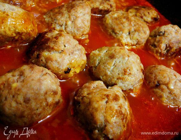 Как только соус слегка загустеет,положить в соус мясные шарики,перемешать их с соусом.Накрыть крышкой,убавить огонь и тушить около 30минут. 