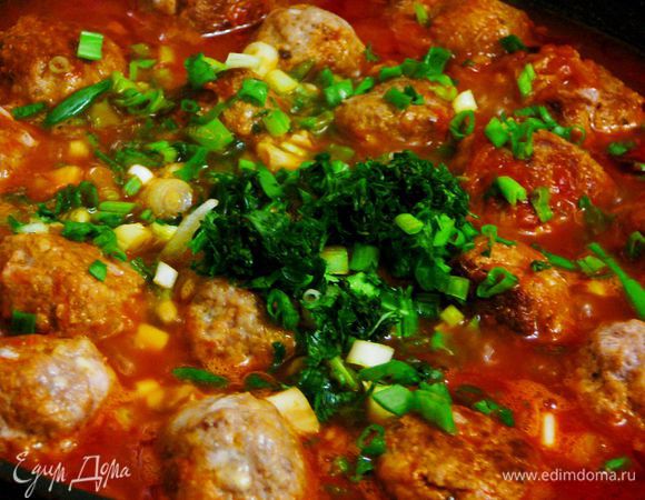 Добавить мелко рубленную зелень,перемешать,накрыть крышкой и потомить еще минут 5 под крышкой,на минимальном огне.  