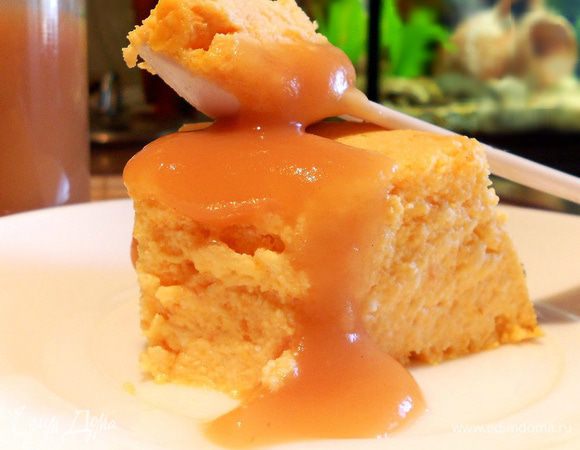 Готовое суфле достать, остудить при комнатной температуре и убрать в холод на несколько часов - это для того, чтобы можно было суфле перевернуть на блюдо. Если вы планируете есть суфле теплым, то будьте готовы к тому. что суфле не затвердеет и будет разваливаться, хотя на вкусовые качества это не повлияет. 