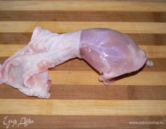 С окорочка снять кожу чулком,мякоть отделить от костей и мелко порубить.