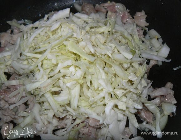 Капусту нашинковать и обжарить с луком,куриной мякотью