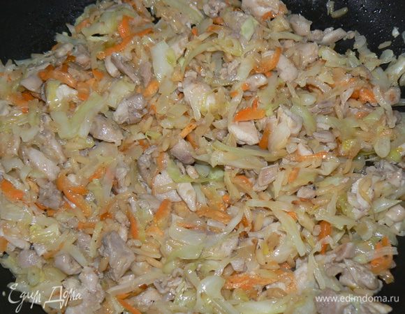 Добавить морковь и 3-4ложки готового риса.
Все потушить до готовности.