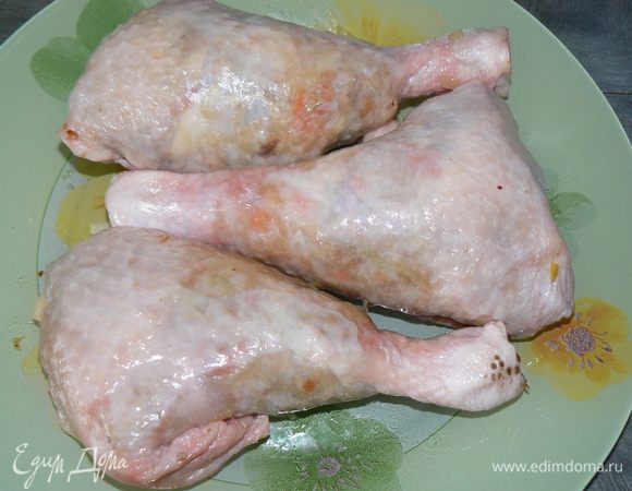 Кожу наполнить фаршем,придать форму целой ножки.