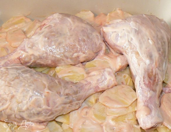 Обмазать ножки смесью кетчупа и майонеза,запечь в духовке