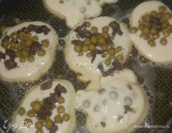 готовое тесто набирать ложкой выливать на сковороду с разогретым маслом,