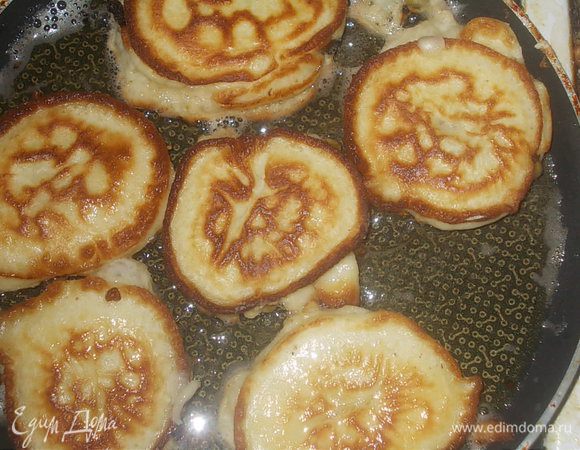 добавляем на каждый оладушек ч.ложку начинки и сверху закрываем её небольшой порцией теста,как только низ поджарится,переворачиваем лопаткой 