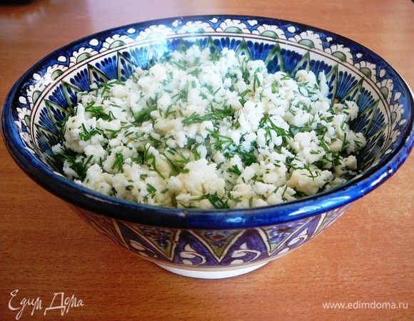 Сыр натереть на крупной терке, укроп порубить, хорошо всё перемешать и посолить.