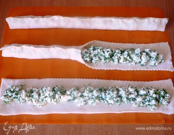 Соединить края теста и хорошо скрепить.