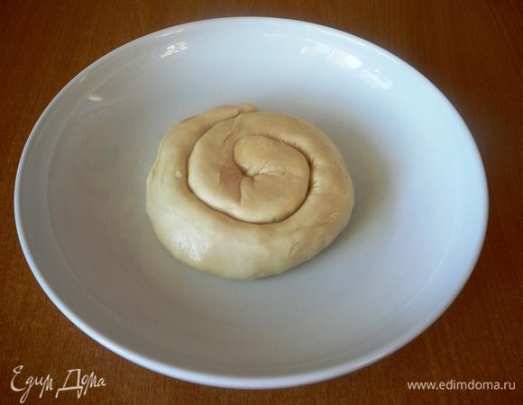 Выложить в смазанную форму первую трубочку по спирали.