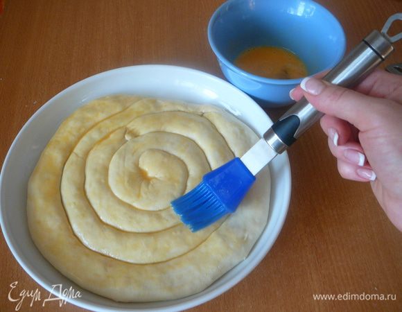 Смазать пирог яйцом и дать готовой Улитке подойти в течение 20 минут.