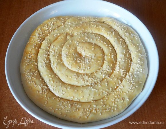 Посыпать кунжутными семечками и выпекать при 180 градусах в течение 25-30 минут.