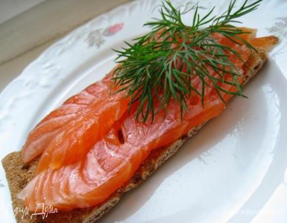 Промываем рыбу от остатков соли и обсушиваем полотенцами. Нарезаем крупными кусками, заворачиваем каждый в фольгу. Парочку я оставляю в холодильнике, остальное в морозилку и по мере надобности достаю. Сейчас перед майскими праздниками все осталось в холодильнике. Приятного аппетита! Угощайтесь, это очень вкусно. Ну и, конечно, Вы можете добавить по своему вкусу в рецепт перец, укроп или измельченный в ступке лавровый лист.