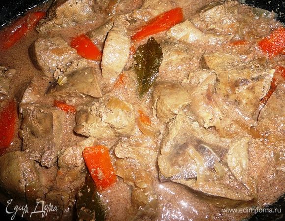 Печень замочите в молоке на 2–3 часа, чтобы ушла горечь. Лук и морковь нашинкуйте и слегка обжарьте на растительном масле. Я это делала в чугунке. Туда же добавьте нарезанную небольшими кусками печень. Тушите под закрытой крышкой 15–20 минут, добавьте соль, лавровый лист и душистый перец.