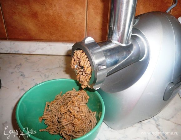 Охладите. Несколько раз пропустите через мясорубку. Масса не должна быть зернистой.